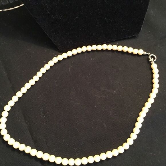 Cream Colored Faux Pearl Necklace - Picture 3 of 6